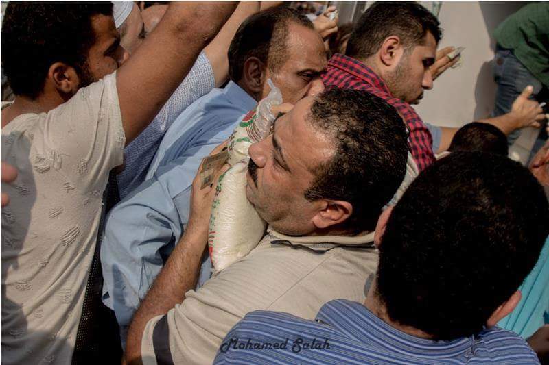 الراجل حاضن كيس السكر اكنه أبنه