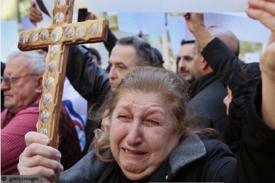 اخوننا المسيحين يذرفون الدموع فرحاً بعد تحرير مناطقهم في الحمدانية وقرقوش في #الموصل 
 #داعش_تباد 👇👇