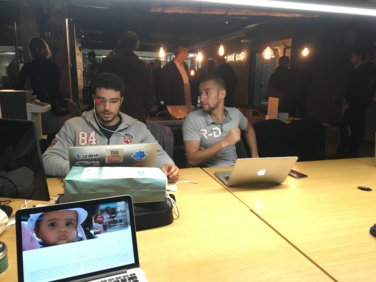 eyezheimer's tweet photo. L'équipe d'#eyezheimer au #MeetUpDemooz pour présenter l'application pour lunettes connectées https://t.co/LHZPFZfUHy