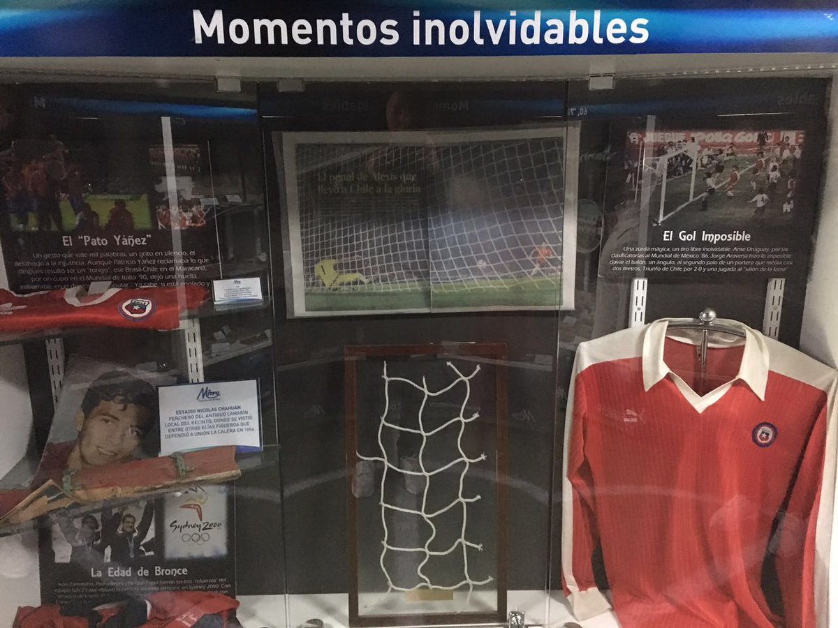DSportsCL's tweet photo. ¡Visita el #BusMuseoDIRECTV y sube tu foto con él usando el hashtag! Participas por un grandioso premio 😀⚽ https://t.co/88qkDm7rEZ