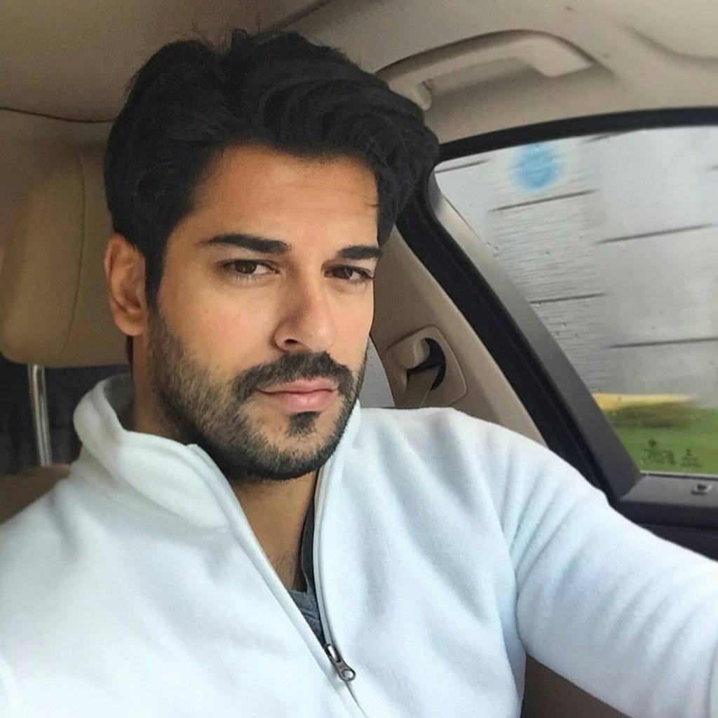 dusbahcesii's tweet photo. Sen beyaz giyince masumiyet e kanat cirpiyor sanki beyaz guvercinler 😍 @burakozcivit https://t.co/KwCRYyoz8I