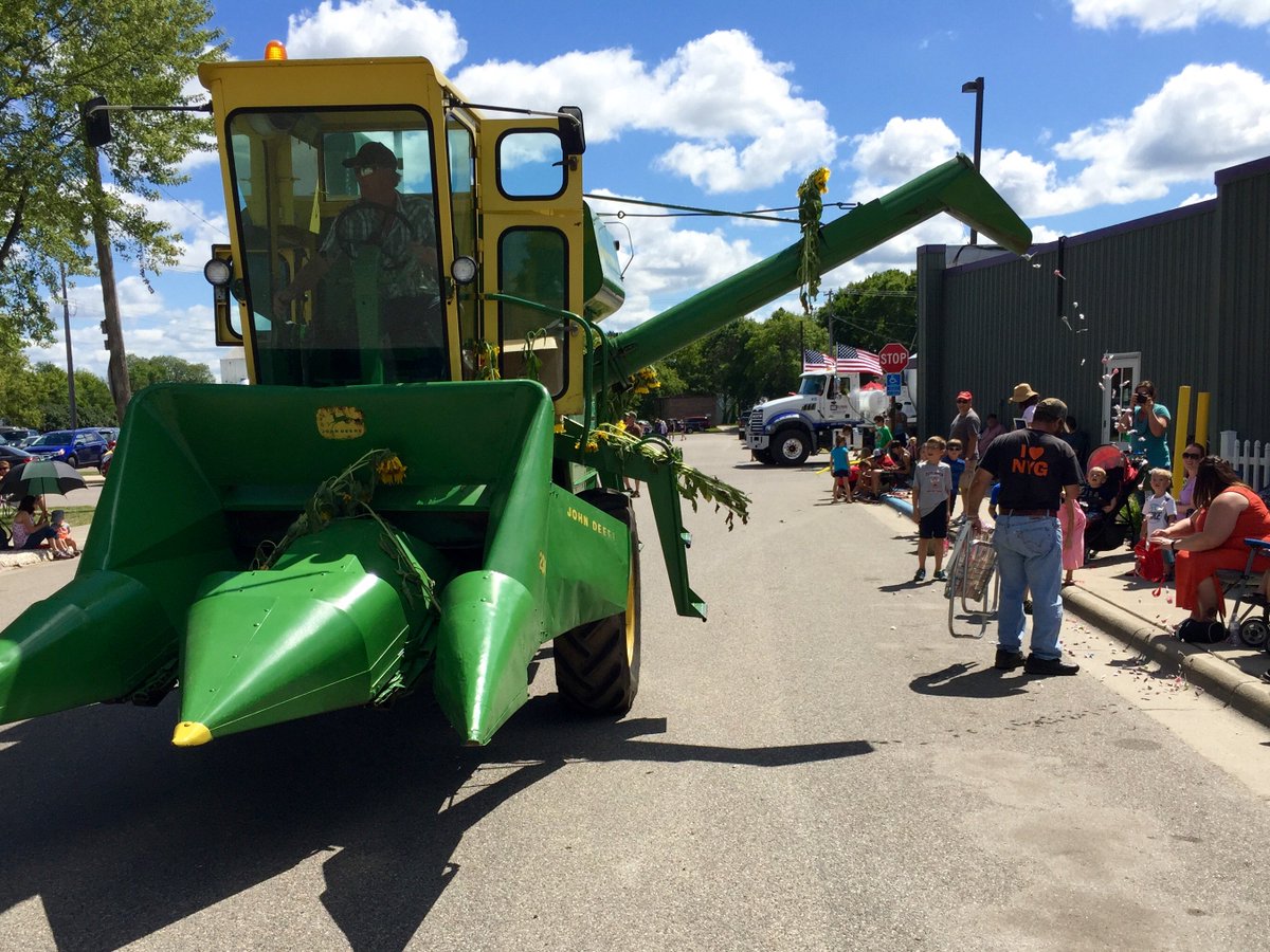 BoydHuppert's tweet photo. MN farmer becomes most popular man at the parade, after converting his combine into a candy dispenser. Tonite@10 KARE #land10kstories https://t.co/XnXyAmv4fj