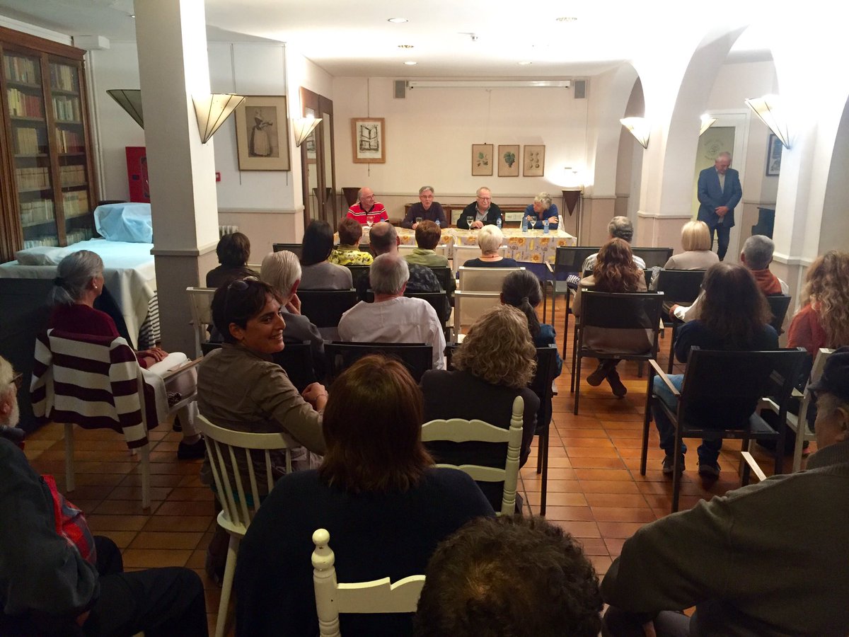 eixdiari's tweet photo. Presentació del #llibre Operació Tiara de #jaumesantandreu a @HCesarFitorra #vng #miravng #cultura https://t.co/pvepzNhhPN