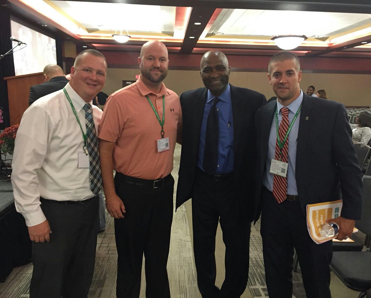 KyleThompson643's tweet photo. Thanks for a great keynote, @Principal_EL! Thanks for a great conference, @ilprincipals! #IPAFC16 https://t.co/8qMCJfb8TJ
