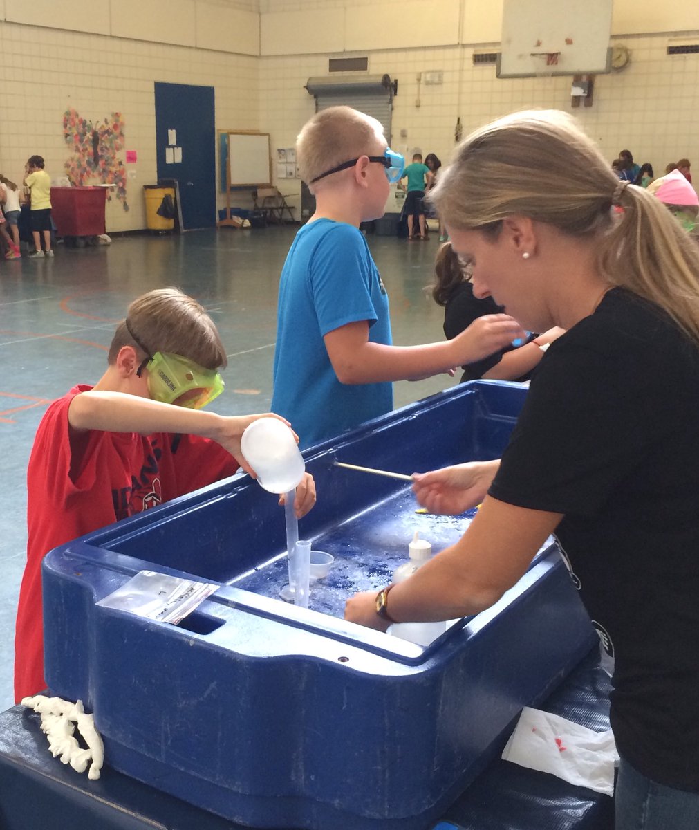lukehart209's tweet photo. Thanks to the #EWPTO for the fun learning we did w/chemistry! Grt experiments/volunteers🔎#EWPride https://t.co/pinCtkopVX