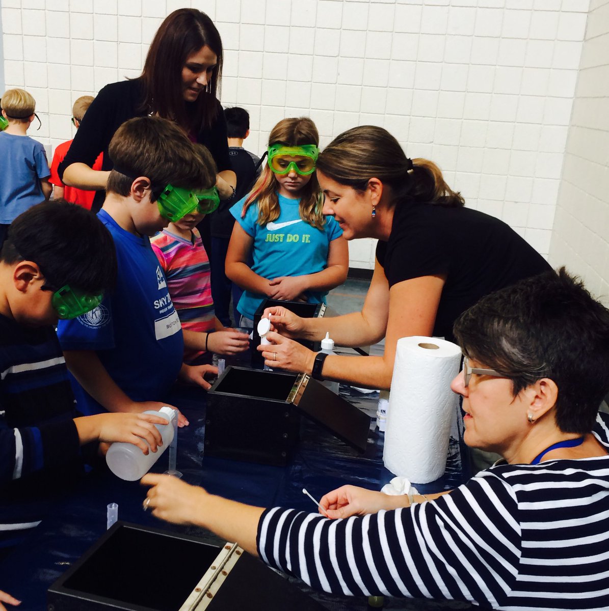 lukehart209's tweet photo. Thanks to the #EWPTO for the fun learning we did w/chemistry! Grt experiments/volunteers🔎#EWPride https://t.co/pinCtkopVX