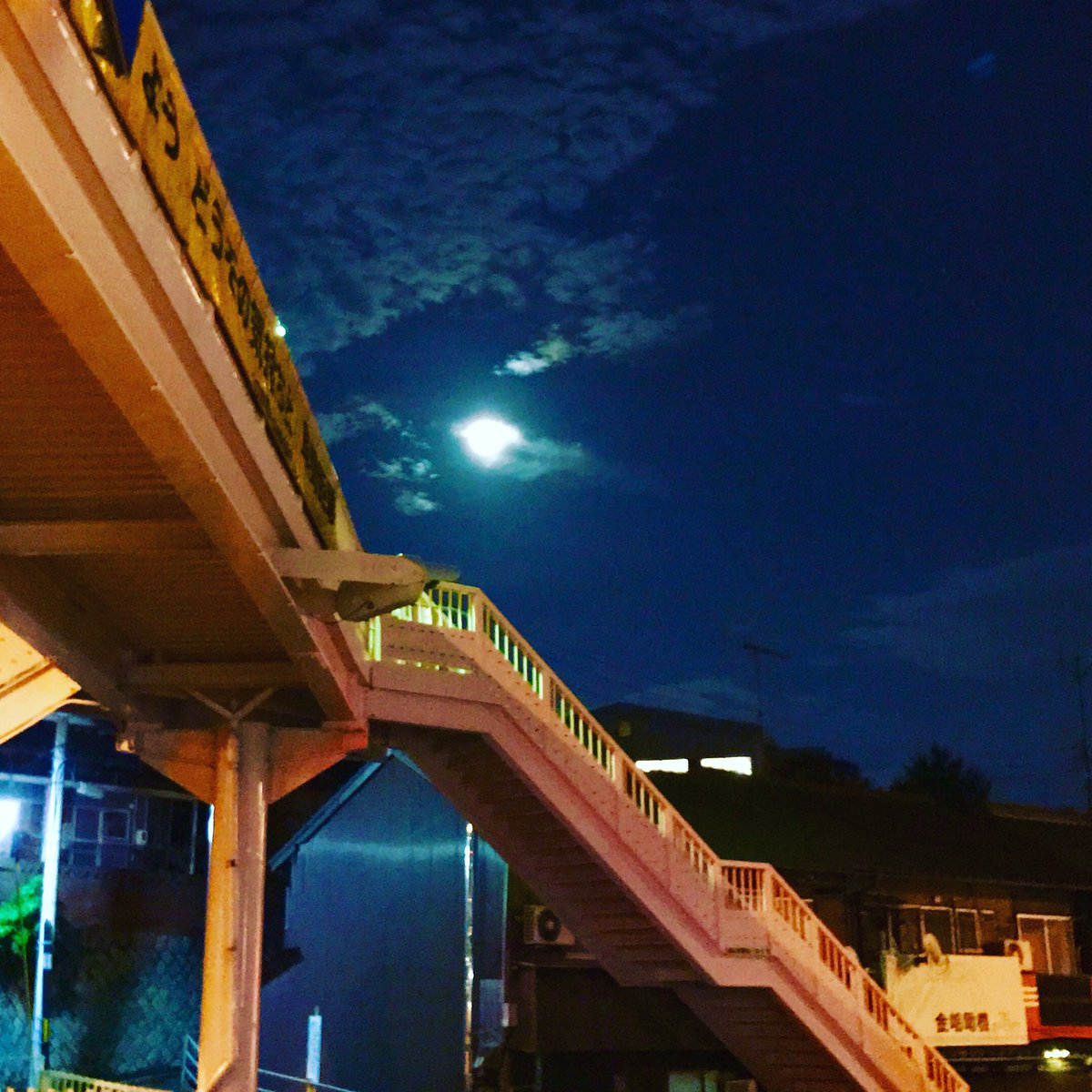 madonosoto0518's tweet photo. 歩道橋の下からこんばんはm(_ _)m
小学校4年生まで月にうさぎが住んでると信じてました(笑)
皆様に素敵な夢が届きます様に☆
by TomoG
#秘密結社社会の窓 #TomoG #世界の青木 #moon https://t.co/yRVCqOVJ1t