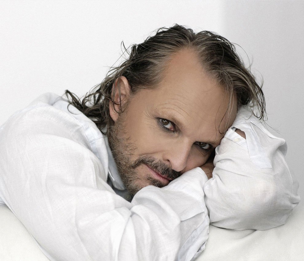john_patalano's tweet photo. Yo leo un articulo en Miguel Bose.  El canta musica latina.  El es muy contento. #Farrell71617 #PVPYL https://t.co/rkAaPPqtWJ