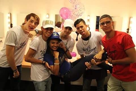 JRasselMelissa's tweet photo. Se acuerdan “quiero una foto diferente” @edwardmercado01 @LaPandillaRD @JouJares @JosueRD16 @Jesus28RD @SebastianAc3 #TheChangeConcert https://t.co/BRZblLBJKa