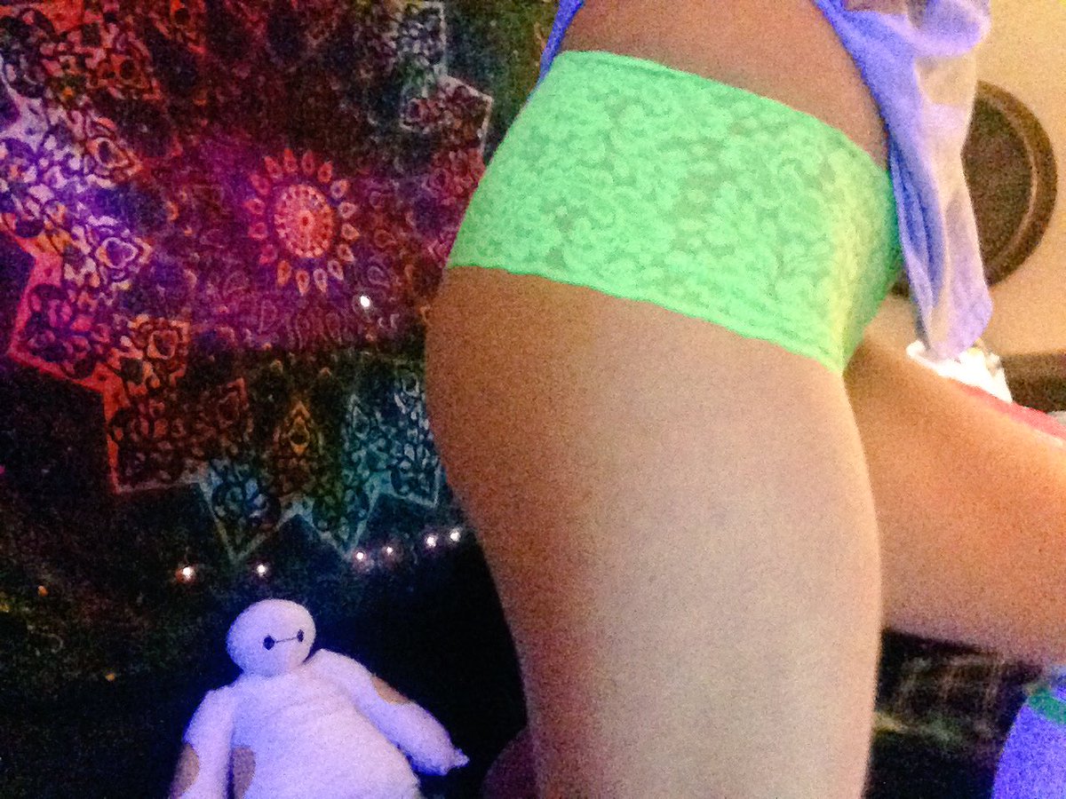 Sidneysincam's tweet photo. just had an a rly good time on mfc ~ hmm 😐🙃😃seriously tho, baymax stays photobombing!! #changesintheair https://t.co/Te47AzHQgt