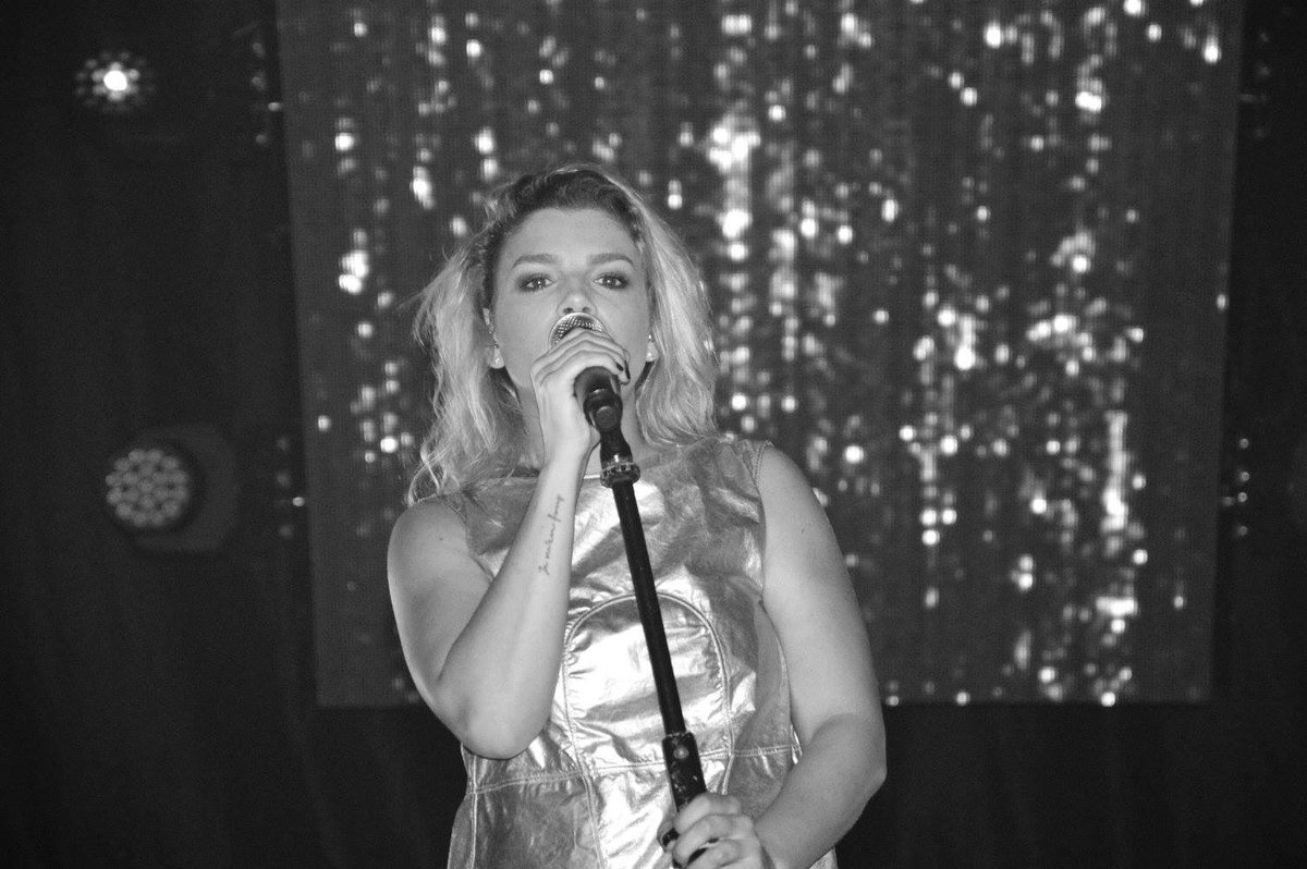 TrottaElsa's tweet photo. Ho già voglia di tornare sotto il palco, incrociare i tuoi occhi ed emozionarmi ogni volta come se fosse la prima! @MarroneEmma #adessotour https://t.co/pl2SIXaw6b