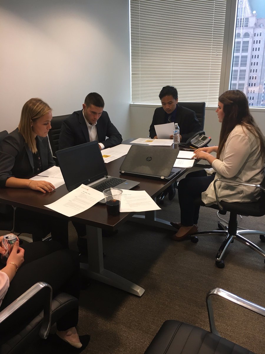 careercenter's tweet photo. See the space. Meet the people. Do the job.

@UMichStudents at @WalkerSands building their own pitch for a new client offering #ConnectUMich https://t.co/hOMsfxALmv