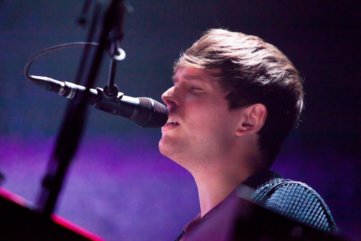 SFMarMendoza's tweet photo. .@jamesblake โs #TIMF10 makeup show brings calm after storm @foxoakland https://t.co/JGfSecok3g via @sfchronicle @timfsf https://t.co/KyT1W16aRE