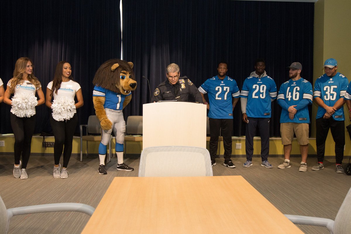 View 📷s of the #Lions surprising @detroitpolice with @PapaJohns 🍕 today: bit.ly/2ei8waW https://t.co/s7L94AFG6W