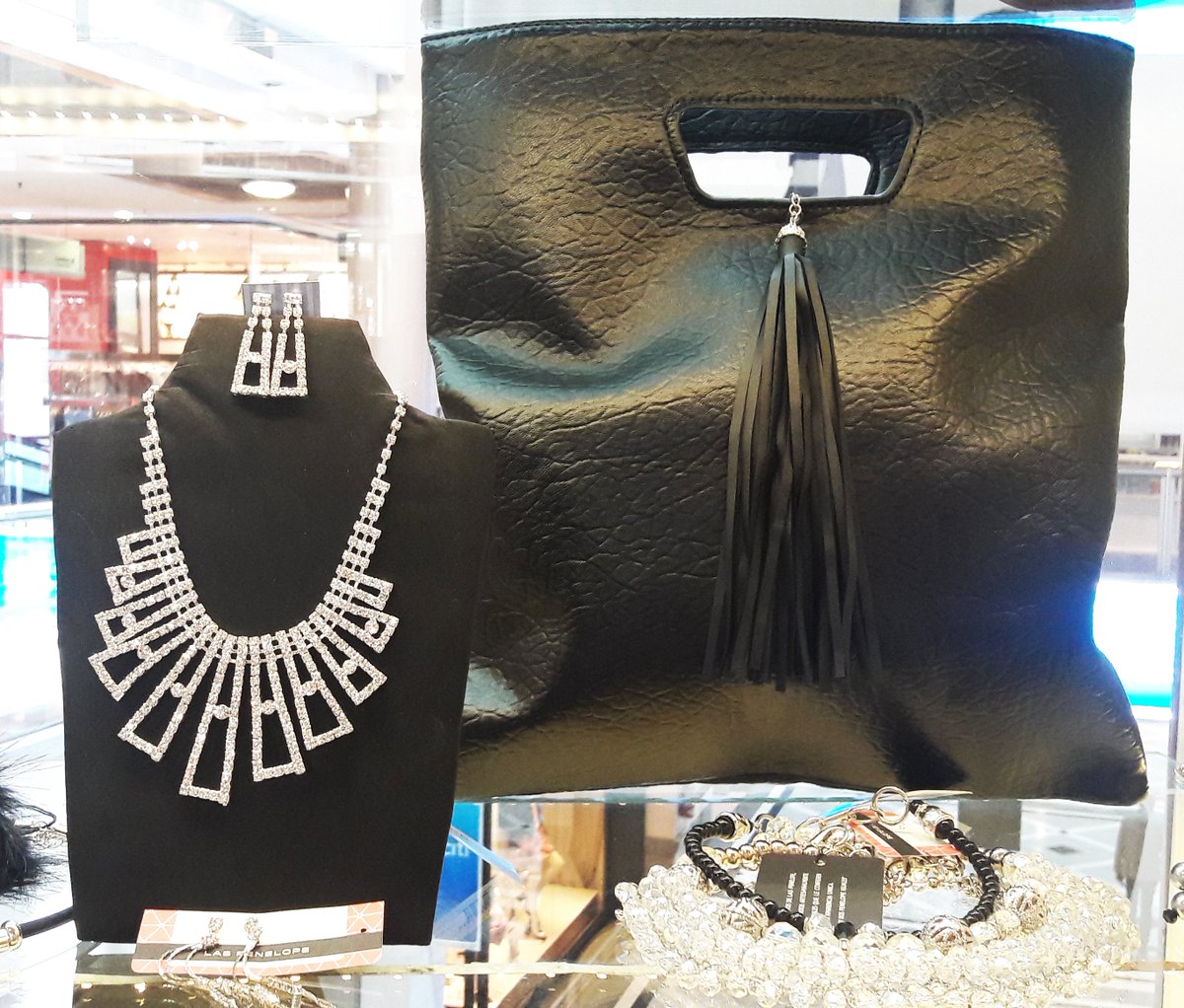 LasPenelope's tweet photo. Encontrá toda la colección de bijoux y accesorios en nuestras sucursales exclusivas Las Penelope https://t.co/W9AzP0n6Q1