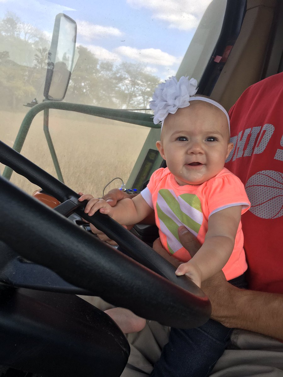 ErikMarting's tweet photo. Peyton came to visit. she loves the combine already #martingfarms #greathorizonfarms #dadlife #blessed https://t.co/LUETxx4Hif