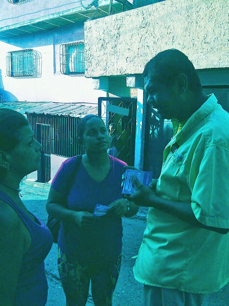 Diputadoaguiar's tweet photo. #Plan1356EnLaCalle Realizamos #CasaXCasa en Barrio Unión #Petare Desde la Virgen hasta Vuelta el Beso #VamosPorEl20 % #2016YoRevoco https://t.co/lGyDEHKnjz