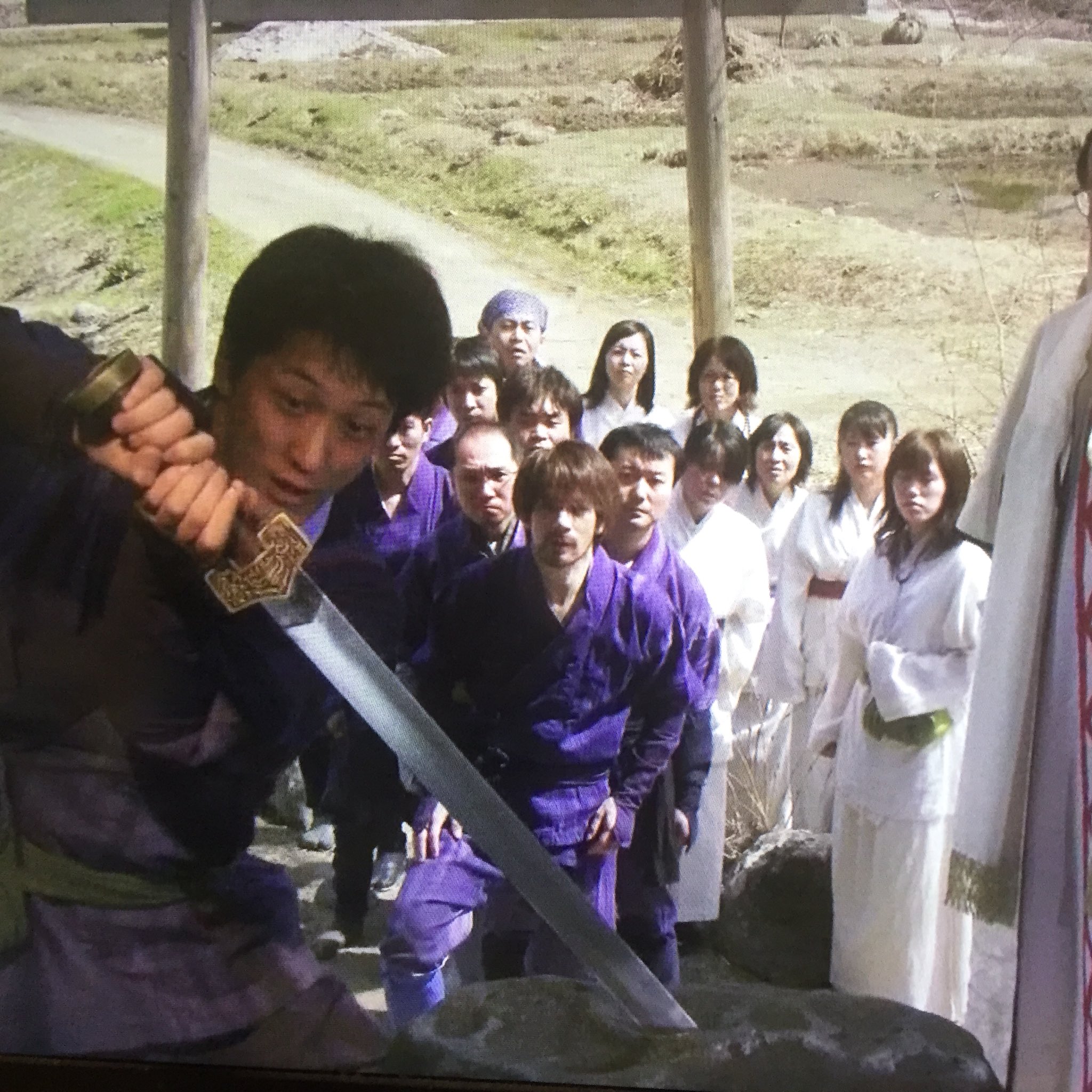 城 勇者ヨシヒコのブラボーカンパニー No ４ 城 壱 ４ カボイの村 先陣を切って剣を抜くトップバッターはブラボーの野村さん お次に控えしは鎌倉さん 保坂さんも太田さんも並んでるよ 勇者ヨシヒコ 勇者ヨシヒコと魔王の