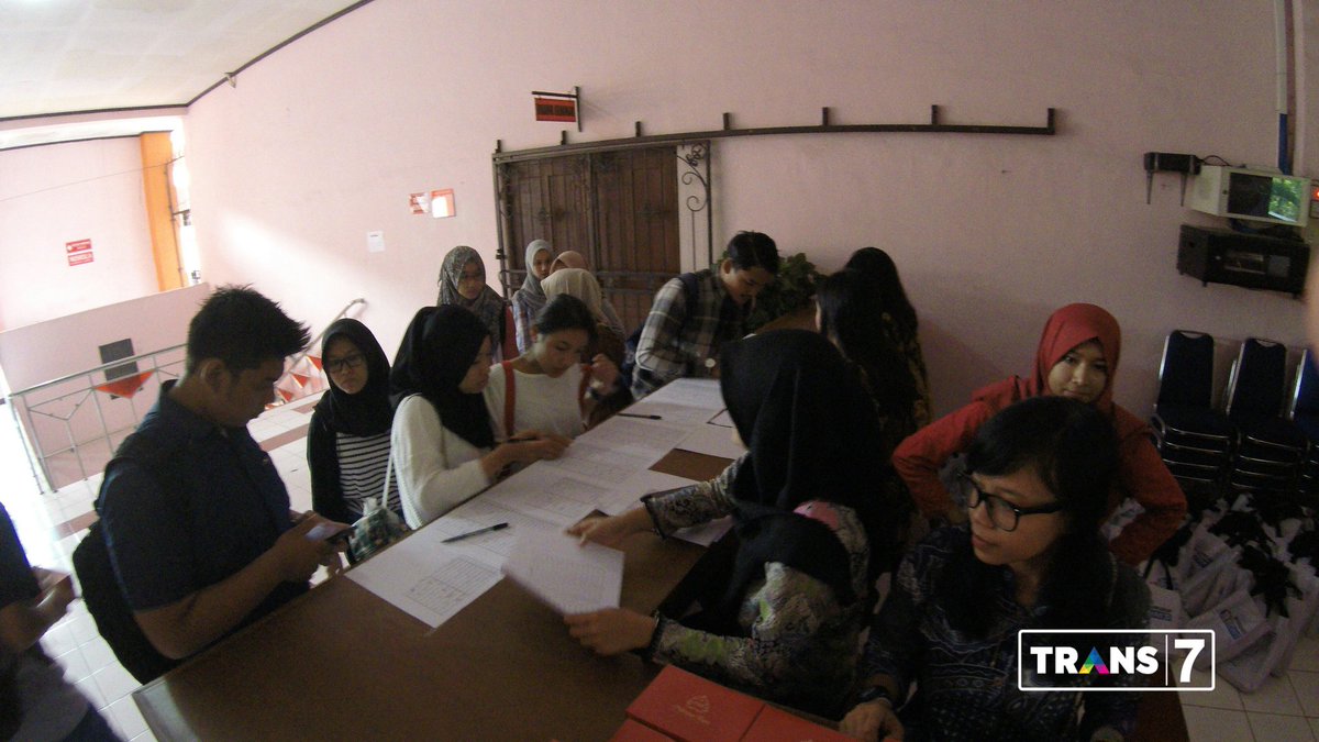 Selamat pagi! Peserta #WorkshopRedaksi7 di FISIP UNS Solo sdh mulai melakukan registrasi ulang. #EksisAbisSolo