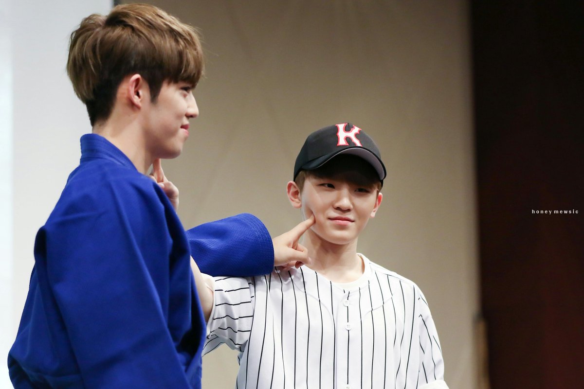 ohmyjihoons's tweet photo. "Woozi doesn't like skinship" #simplythree #jicheol https://t.co/ZaTeAw0AYj