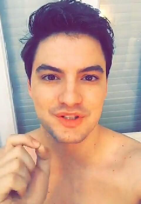 felipenzueiro's tweet photo. Olá! Será que posso entrar no seu coração? Tá muito calor aqui 😁😁😁
#Felipeneto #Memes #humor #irmaosneto #calor #s2s2016 #youtubers https://t.co/doknEOqOEq