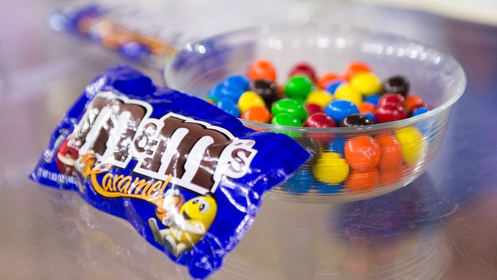 TODAYshow's tweet photo. Meet the new M&amp;M's flavor: @hodakotb says it's the best she's ever had!
https://t.co/Z34LV3mdnI https://t.co/j1u8887o0i