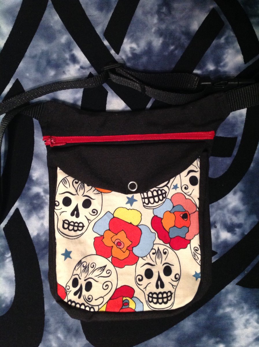 Cutumino's tweet photo. Riñoneras. #riñoneras #bolsos #accesorios #telaschulas https://t.co/4uzhjnK6p7