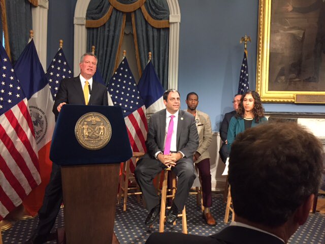 CleanFuelsAA's tweet photo. Congrats to NYC for their move to clean heating with the bill signing today! All heating oil to B20 #biodiesel by 2034. https://t.co/6JHAdqe9in