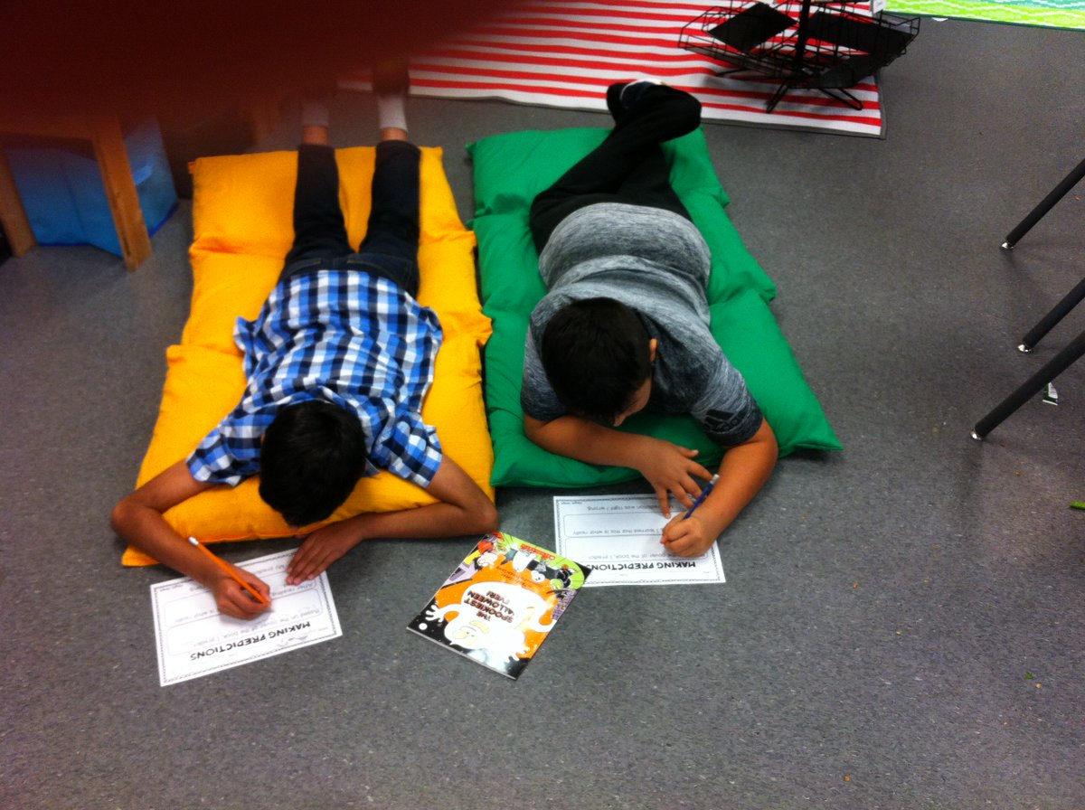 MsBarringtonCG's tweet photo. Using Halloween picture books to practice making predictions @ChristinaGFMPSD @FMPSD #greatreaders #makepredictions #useyourschema https://t.co/hoOGxPbnOm