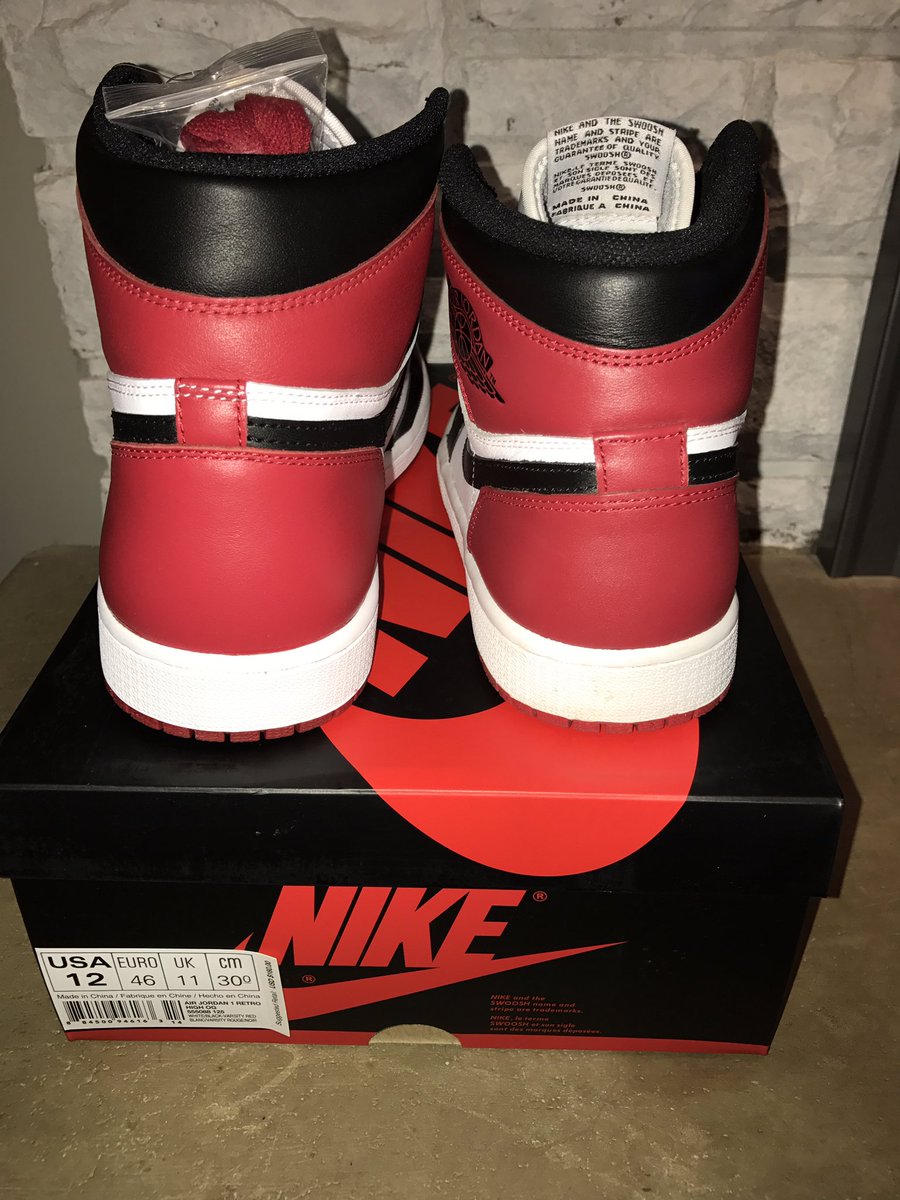 Lukevan7's tweet photo. 2013 black toe AJ1 on the right vs 2016 black toe AJ1 on the left - I don't see any differences in quality aside from 2016 little lighter https://t.co/eHqqDb0P48