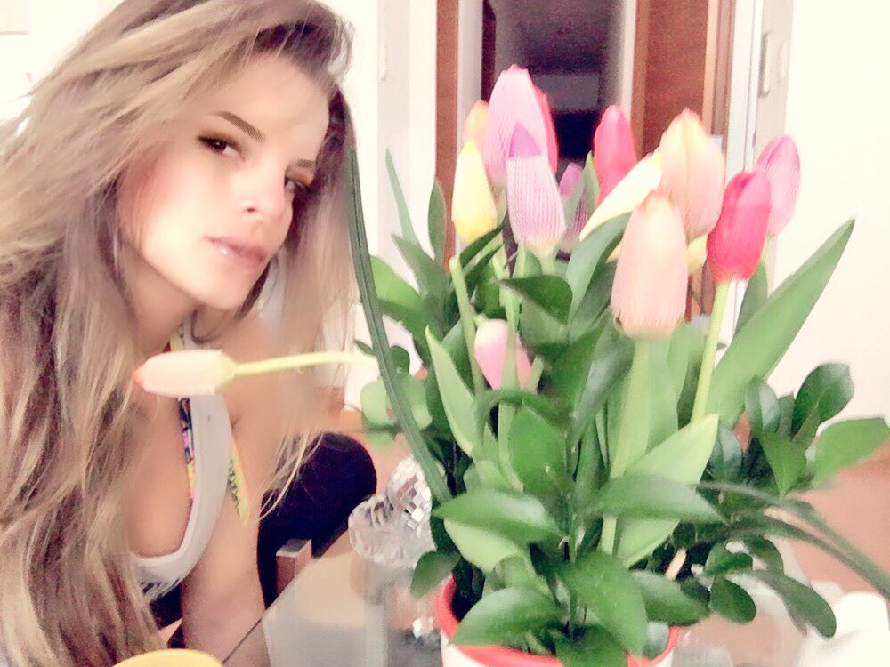 AleBaigorria1's tweet photo. Amo los tulipanes !! Gracias mis #AleLovers las quiero mucho !! Siempre están en mis progresos!! 🌷 https://t.co/Sfs3pPTqii
