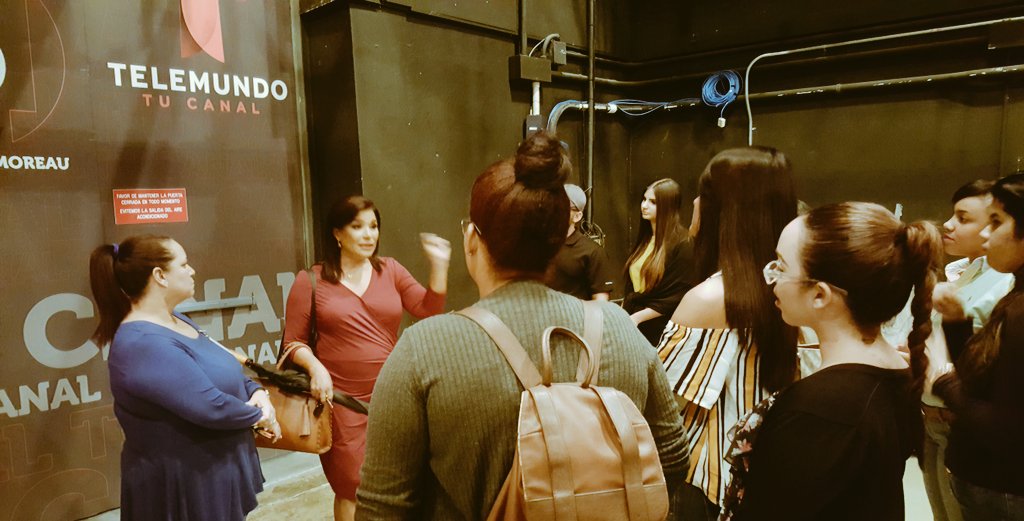 LillianEnid's tweet photo. "El periodismo es mágico. Esto es un reto pero es maravilloso" - @ivonnesolla a los chicos de #PER435 @sagradoedu #ProyectoUSC @TelemundoPR https://t.co/R61XwXPdvW