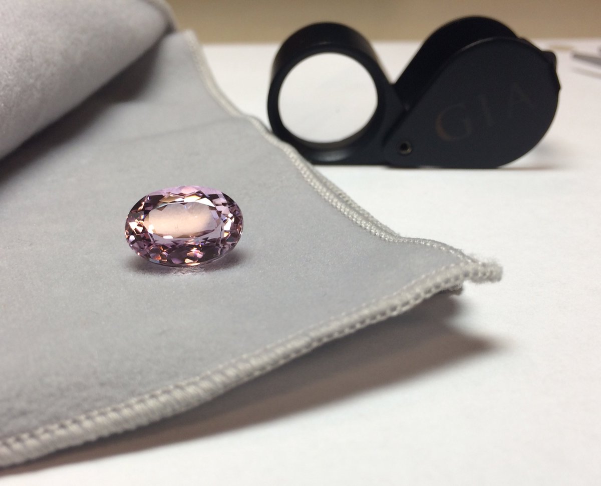caitdeann's tweet photo. Testing my color, cut, and clarity grading at the #GIA Colored Stone Grading Lab. 💎📋 #kunzite #coloredgems https://t.co/4SNRZs5s3D
