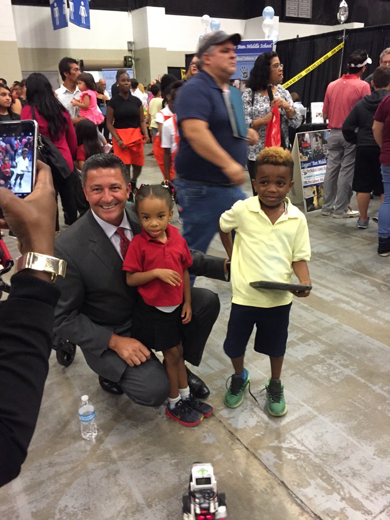 APAtkinsonHLW's tweet photo. Showcase of Schools! Dr. Avossa...stopping to pose with future Seminoles! #HLWatkins Proud #Seminoles Pride https://t.co/K9XwCH2hfT