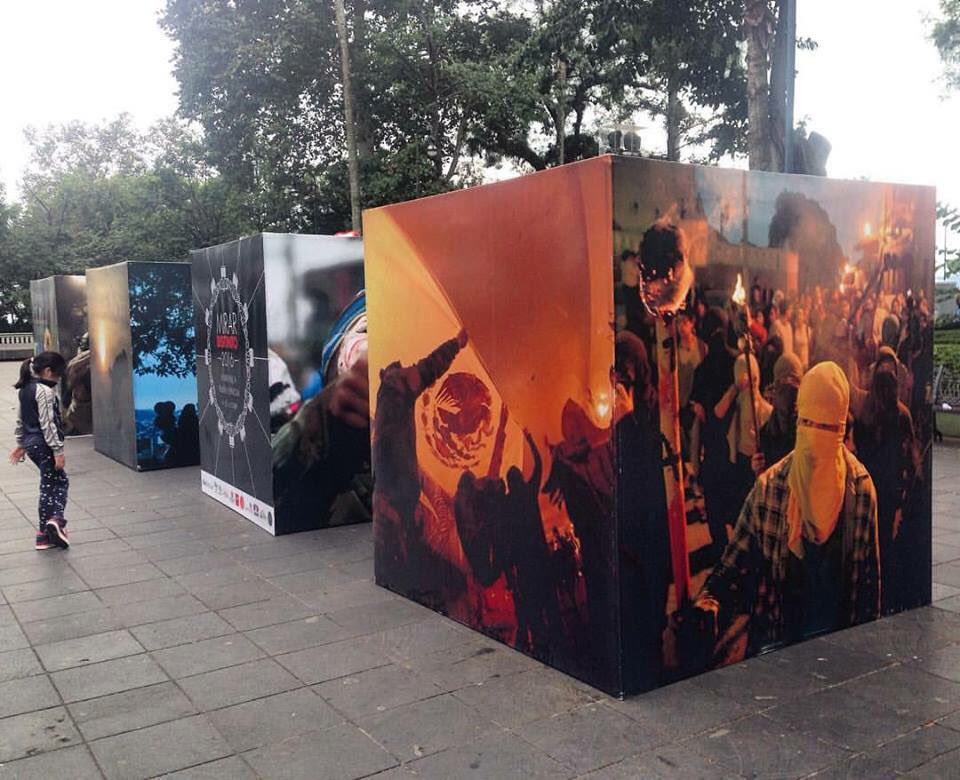 mirar_distinto's tweet photo. #MirarDistinto16 toma las calles de Xalapa. Así luce el montaje de la exposición In Memoriam de Ruben Espinosa. https://t.co/PNTsS9qbzi