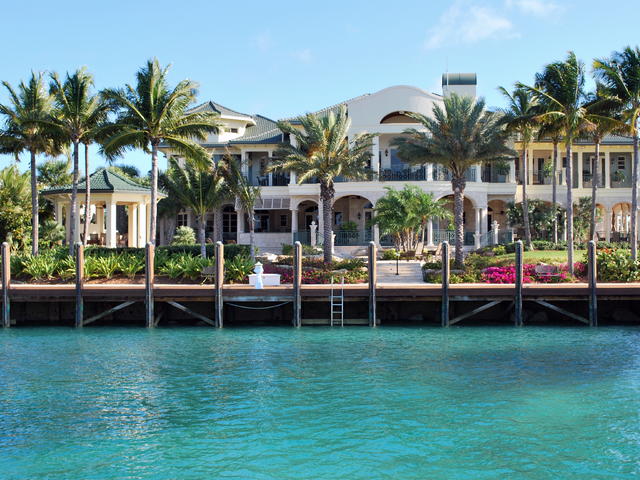 EV_WestVan's tweet photo. #TravelTuesday to this $27m #evproperty in Naussau, Bahamas. https://t.co/g1TrL4hZH9 https://t.co/TkIRWN51e1