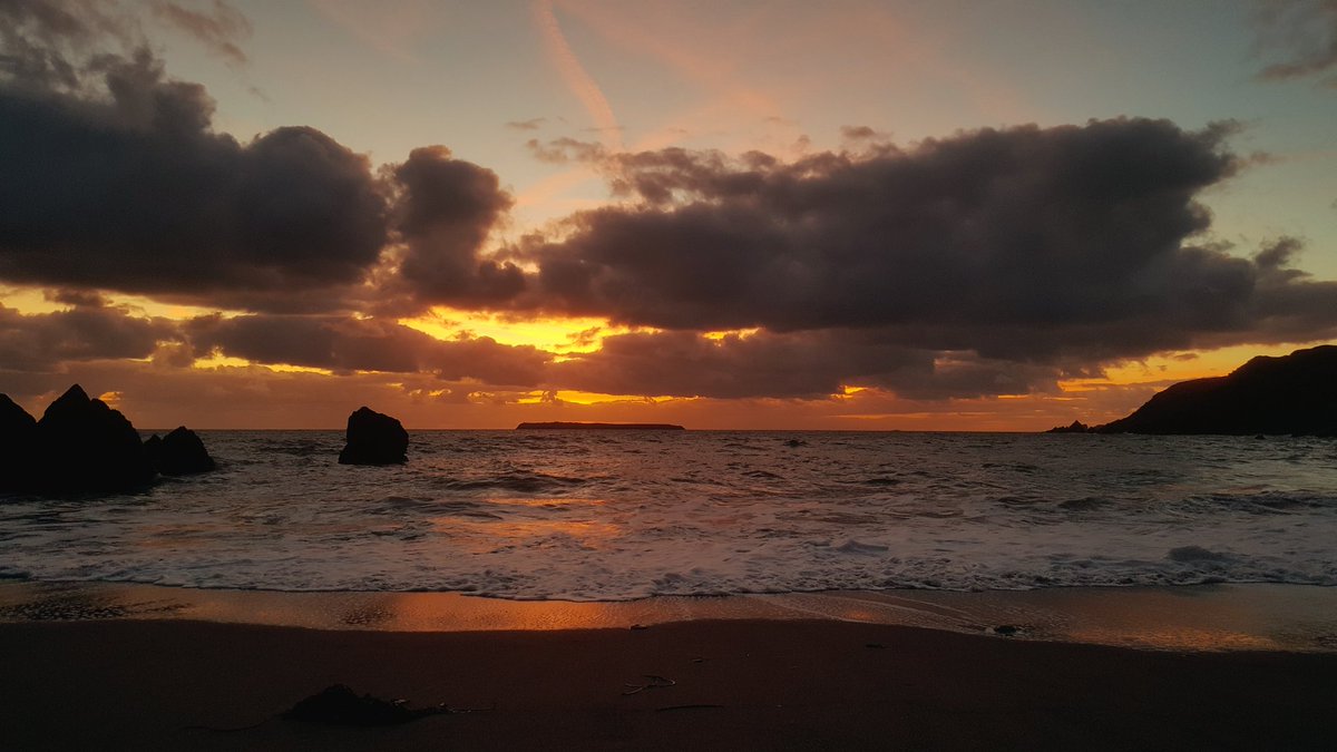 West Dale Pembrokeshire @iLPembrokeshire @LucyWeather @WalesPhotos @Sue_Charles @JamesWrightTV @itvweather @katelewisITV #sunset