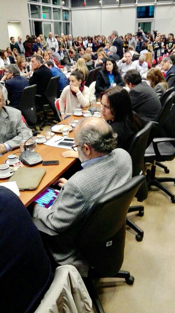 NoticiasdeAR's tweet photo. Nuestros impuestos en acción. Aquí tenemos a @eduardoamadeo trabajando duramente en el solitario durante una reunión de comisión. https://t.co/vSTo7PNcAJ