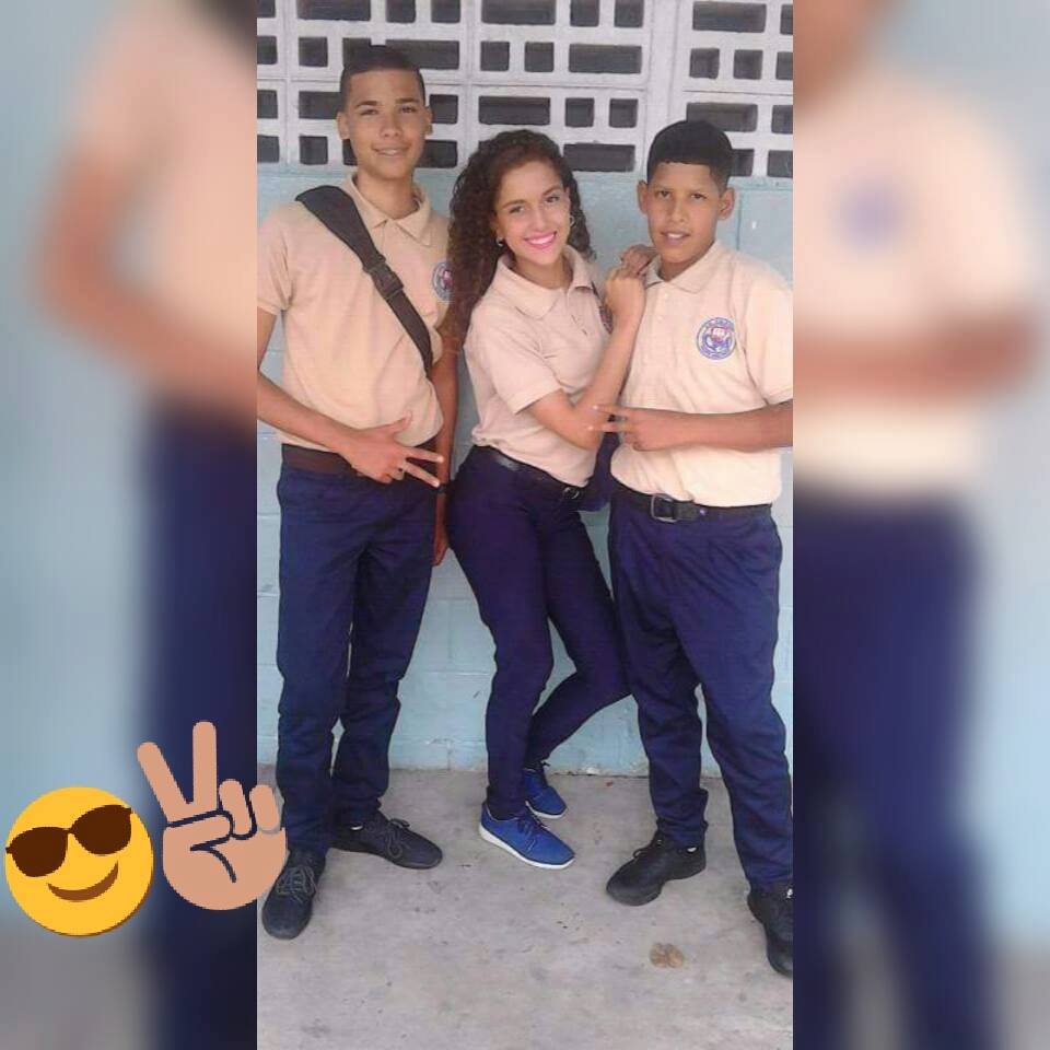 Edimar1705's tweet photo. En El Liceo Nuevo Comienzo
Con Ellos °--°
4to <3 https://t.co/1BCxtjyb4R