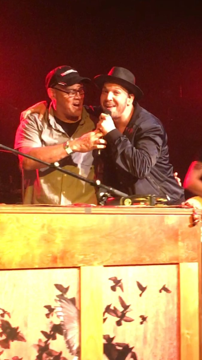 TalkingSara's tweet photo. Priceless! @GavinDeGraw @BREEDLOVE718 awesome moment! #gavindegraw https://t.co/W6vtkqPyzh