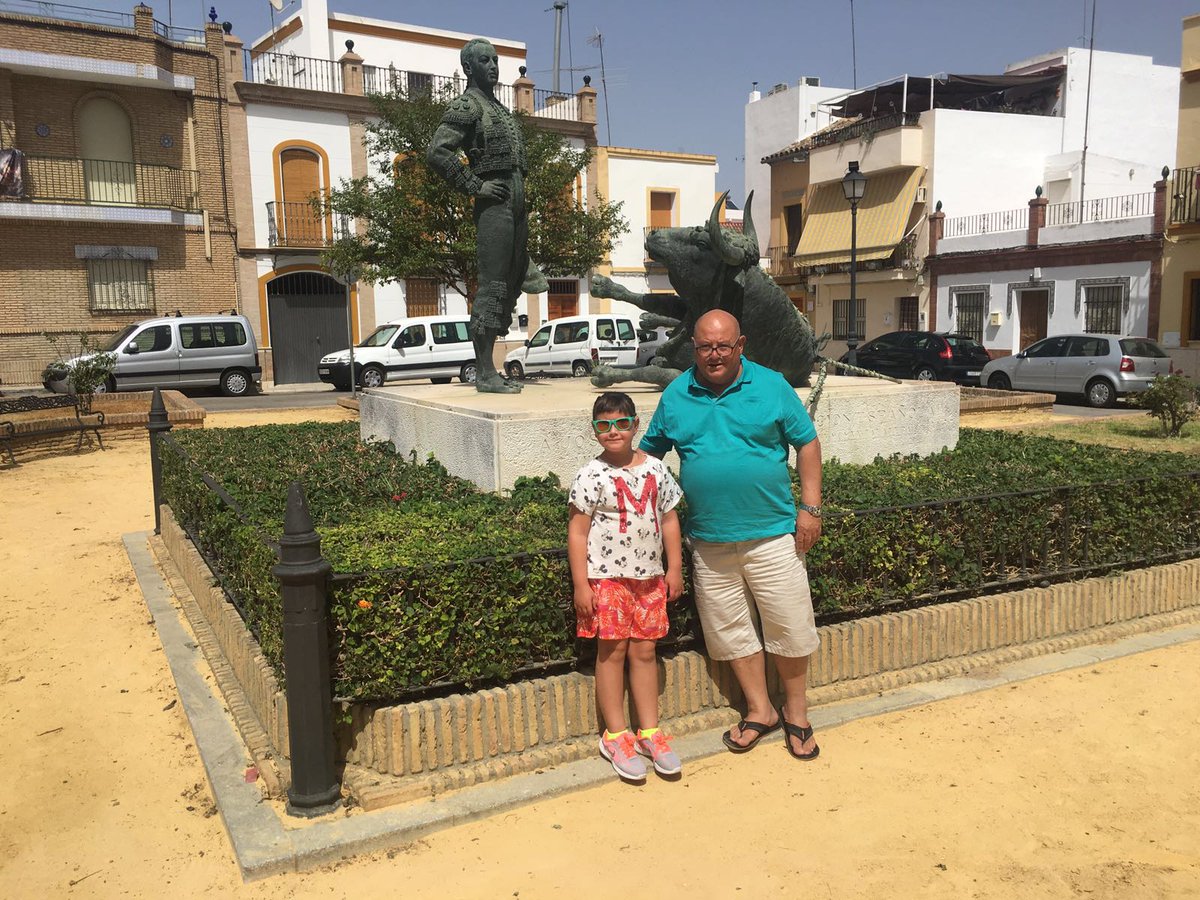 El monumento  de la figura del toreo JOSELITO EL GALLO GELVES SEVILLA  con mi nieta Marina