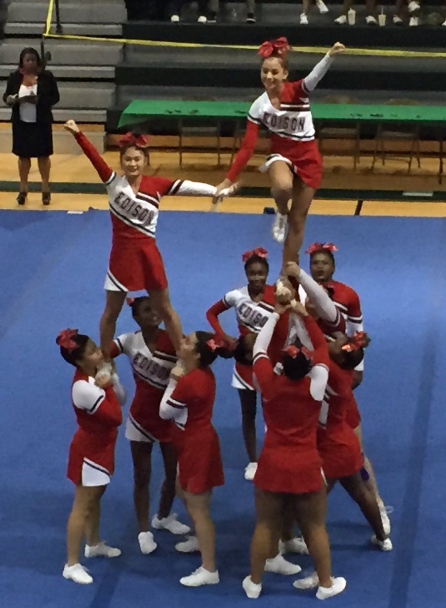 FHS_2020_Mom's tweet photo. @EdisonHScheer Round 1 Eagles Soar @EdisonHS_sports https://t.co/HPm5kIR44U