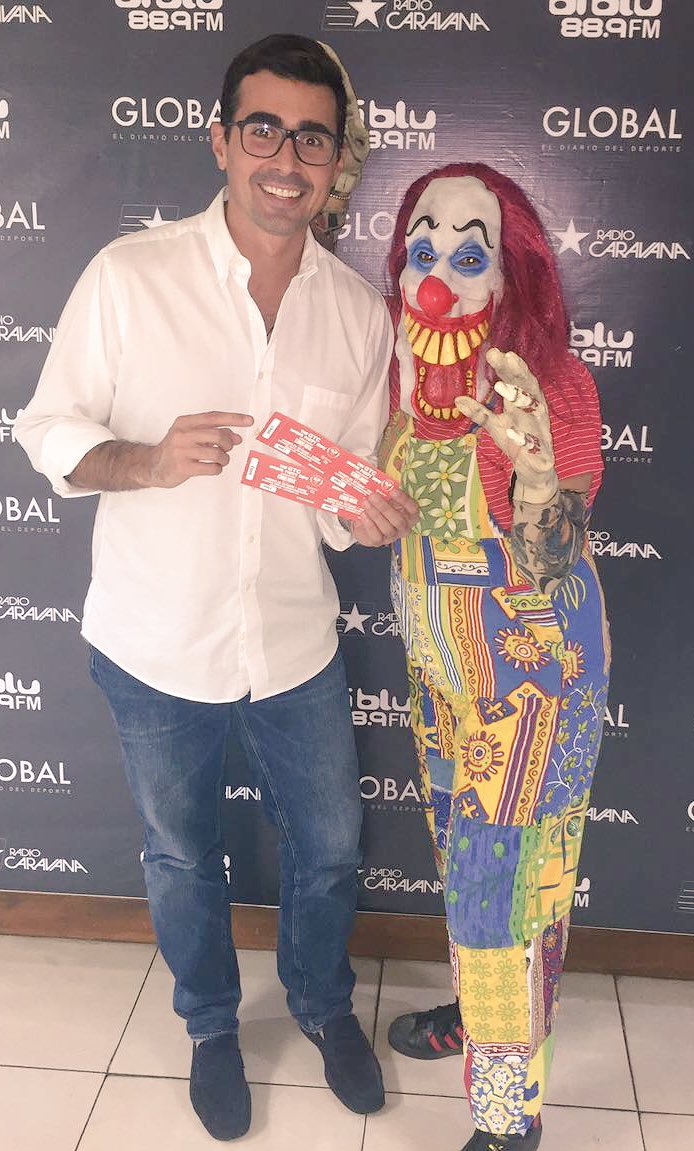 aguschmer's tweet photo. Muchas gracias a @iconosmusic por la invitación a la fiesta de disfraces en el @gyetenisclub. 

Por si acaso no estoy disfrazado en la foto. https://t.co/n4eIxgtfcJ