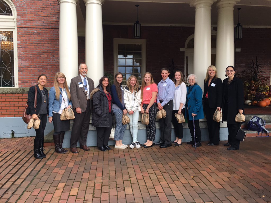 BahrKrestin's tweet photo. Eatonville students &amp;WSU Bread lab at Governors mansion #thankyouTrudiInslee @BahrKrestin @CC_STEM_School @EatonvilleSD https://t.co/zFJq7jA1a2