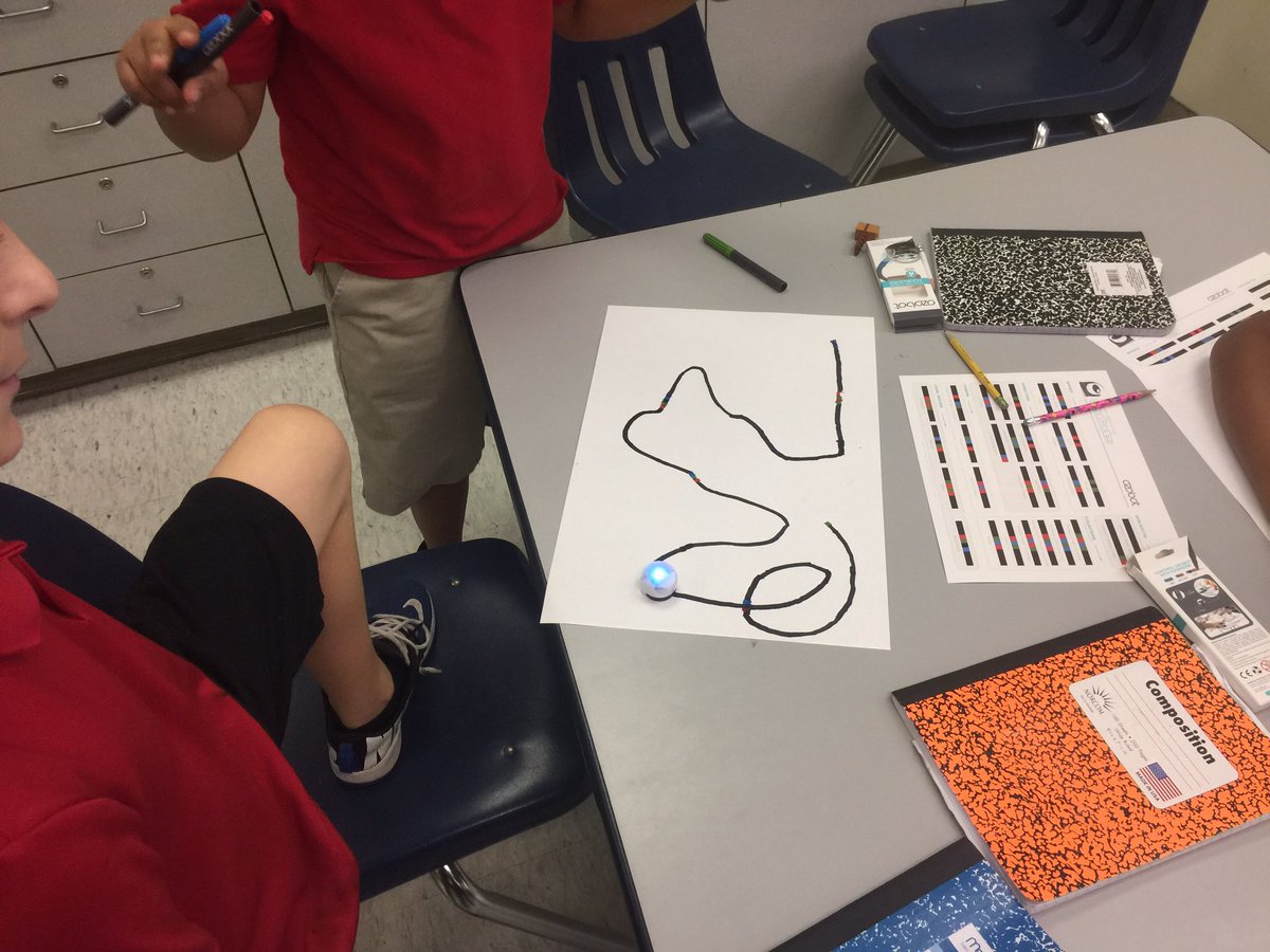 PrincipalCrosby's tweet image. #Coding with @OZOBOT @Flamingo_Elem in @JamiePAnderson class today. #Learningwhilehavingfun