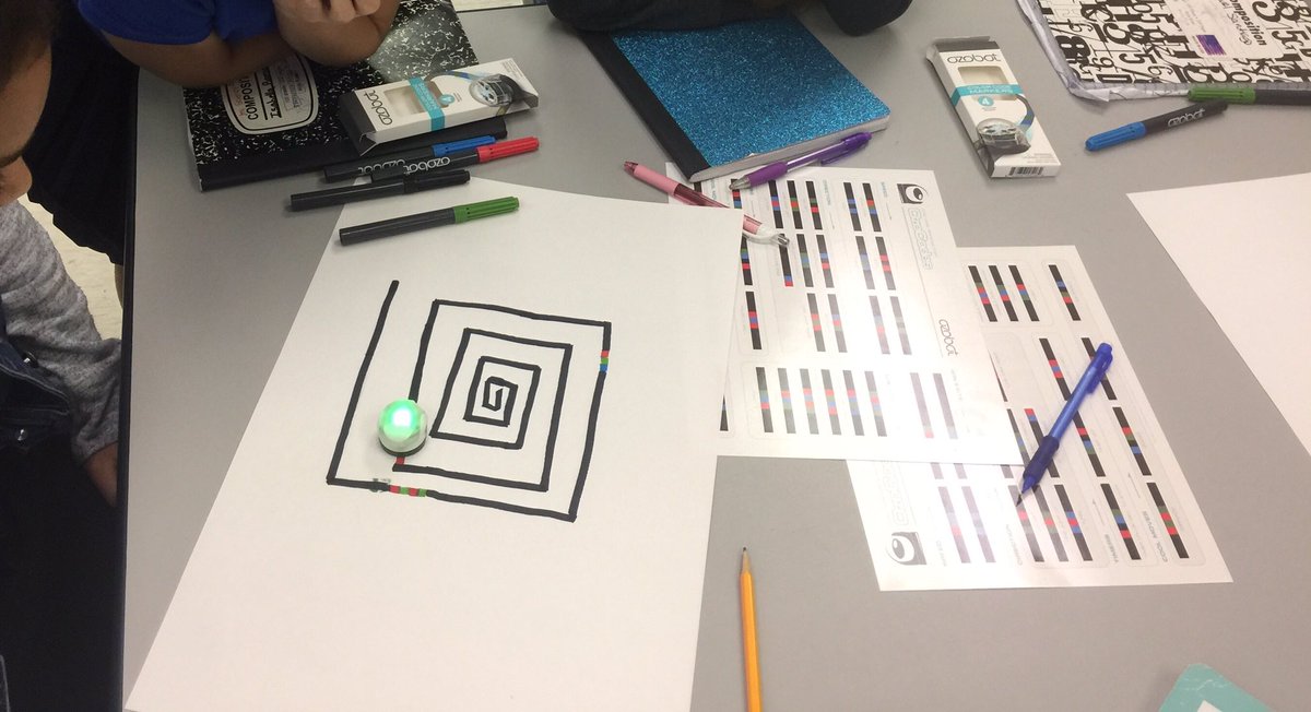 PrincipalCrosby's tweet image. #Coding with @OZOBOT @Flamingo_Elem in @JamiePAnderson class today. #Learningwhilehavingfun
