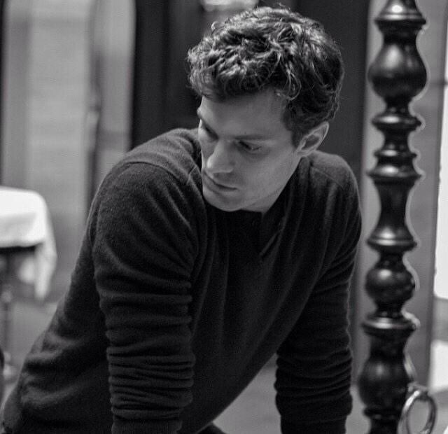 ChrystianGrey's tweet photo. Miles de horas dibujando las curvas de tu piel, admirando cada uno de tus gestos, soñándote y sin atreverme a decirte, "Hola" #ChristianGrey https://t.co/JuOe8KPDM5
