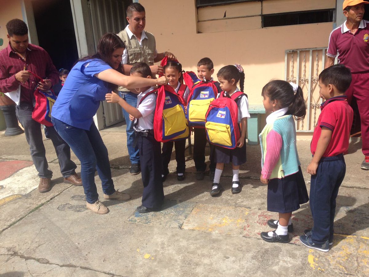 170_la's tweet photo. ENTREGA DE BULTOS ESCOLARES https://t.co/JTRLOUOXAz