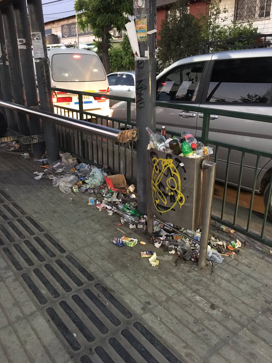 jacquejerezc's tweet image. Por favor @muniecentral preocuparse de este verdadero basural que está en las rejas nortes, es una vergüenza.