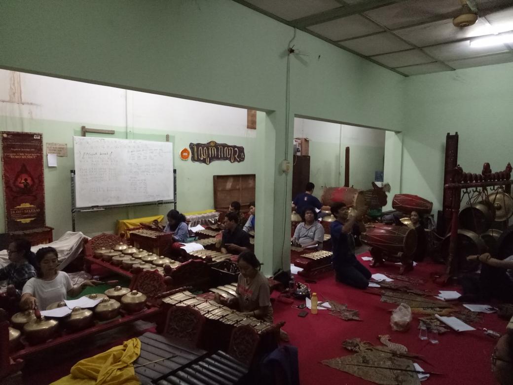 18/10. Pengrawit pagelaran wayang latihan bersama dalang( ´▽` ). H-12 menuju pagelaran wayang. Semangat gengsss!!!